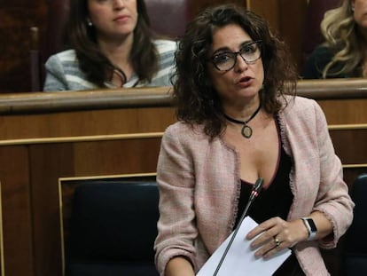 La ministra de Hacienda, María Jesús Montero, en el Congreso. En vídeo, declaraciones de Elsa Artadi, portavoz del Gobierno catalán.