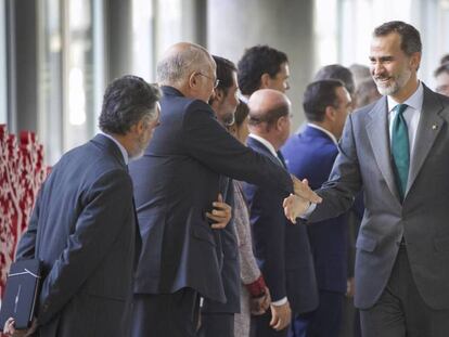 El Rey Felipe VI saluda al empresario Juan Roig en la inauguración del Congreso de Empresa Familiar.