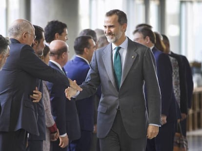 El Rey Felipe VI saluda al empresario Juan Roig en la inauguración del Congreso de Empresa Familiar.