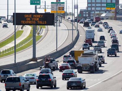 Autopista de Ferrovial en Dallas con peajes inteligentes. En vídeo, un estudio afirma que a más peajes, menos atascos y menos contaminación.