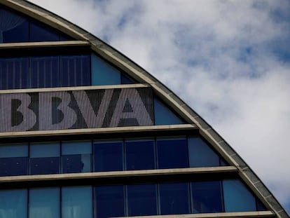 La sede central del banco BBVA en Madrid. En vídeo, las declaraciones de Carlos Torres, Consejero Delegado del BBVA, sobre los resultados del banco.