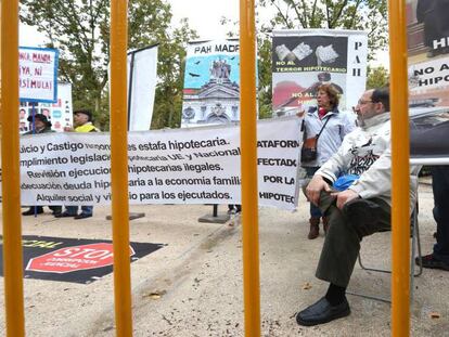 Concentracion de la PAH este lunes frente al Tribunal Supremo. En vídeo, incertidumbre entre los afectados ante la decisión del Supremo.