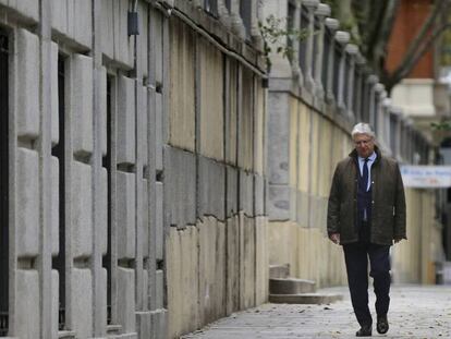 El juez Luis Diez-Picazo a su llegada al Tribunal Supremo en Madrid. En vídeo, el voto de Diez-Picazo inclina la sentencia a favor de la banca.