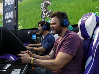 El actor Joel McHale participa en la batalla real de famosos de Fortnite.