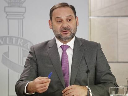El ministro de Fomento, José Luis Ábalos, durante la rueda de prensa posterior al Consejo de Ministros.