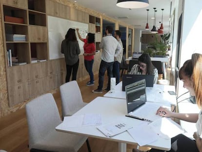 Spaces, nuevo centro de 'coworking' en la calle Alfonso XII. En vídeo, el Gobierno sube una media de 60 euros la cuota anual de los autónomos.