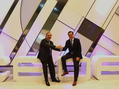 A la izquierda, el ya expresidente de CEOE, Juan Rosell, choca la mano de su sucesor, Antonio Garamendi.