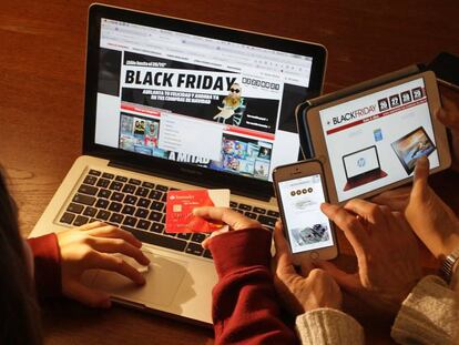 Una familia compra por Internet durante las rebajas del Black Friday.