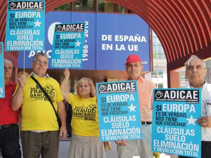 Varios afectados por las cláusulas suelo de las hipotecas, en una protesta en Madrid. En vídeo, la Justicia falla a favor de los usuarios en la reclamación de las cláusulas suelo.