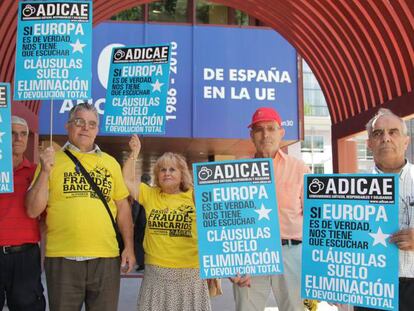 Varios afectados por las cláusulas suelo de las hipotecas, en una protesta en Madrid. En vídeo, la Justicia falla a favor de los usuarios en la reclamación de las cláusulas suelo.