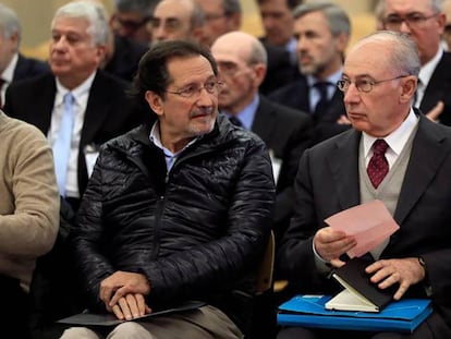 Rodrigo Rato (derecha) junto al exconsejero de Caja Madrid José Antonio Moral Santín durante la primera sesión del juicio de Bankia.