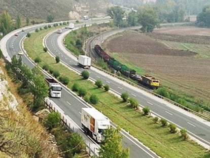 Un tramo de la autopista AP-1. En vídeo, el ministro de Fomento, José Luis Ábalos, anuncia la medida.