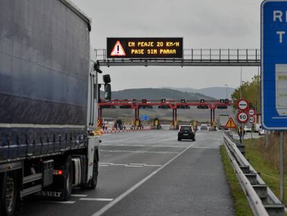 Peaje de Armiñón de la AP1, ahora gratis al terminar la concesión a Europistas. En vídeo, La AP-1 se convierte en la primera autopista de España en la que se dejará de pagar peaje