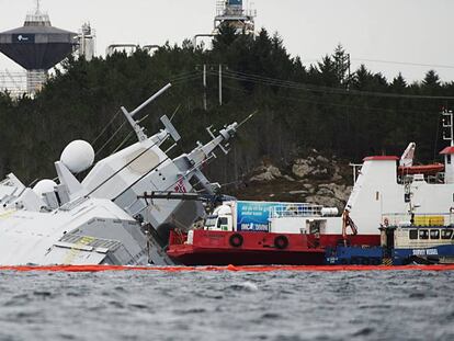 La fragata KNM Helge Ingstad, tras colisionar con un petrolero, en el oeste de Noruega.