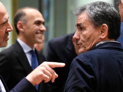 El comisario de Asuntos Económicos, Pierre Moscovici, charla con el ministro griego de Finanzas, Euclid Tsakalotos, en Bruselas.