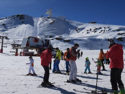 Esquiadores en la estación de Sierra Nevada, ayer. EFE