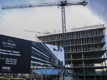 Promoción inmobiliaria en Sant Just Desvern, Barcelona. JOAN SÁNCHEZ (EL PAÍS) / VÍDEO: ATLAS