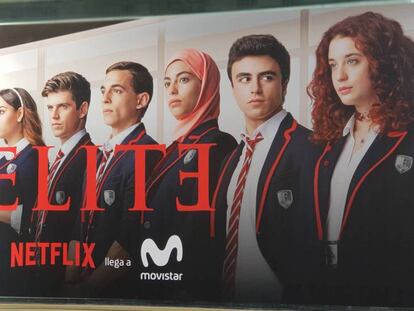 Cartel de la serie Élite en la tienda de Movistar en Gran Vía (Madrid). En vídeo, declaraciones de Movistar, Telefónica y Netflix sobre el acuerdo.