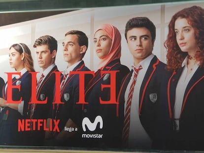 Cartel de la serie Élite en la tienda de Movistar en Gran Vía (Madrid). En vídeo, declaraciones de Movistar, Telefónica y Netflix sobre el acuerdo.