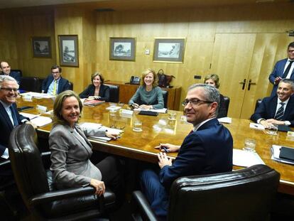 La ministra de Economía, Nadia Calviño, junto con el gobernador del Banco de España, Pablo Hernández de Cos (d), y el presidente de la CNMV, Sebastián Albella (i). En vídeo, las declaraciones de la ministra de Economía, Nadia Calviño.