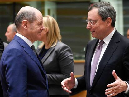 El ministro de Finanzas alemán, Olaf Scholz, habla con el presidente del BCE, Mario Draghi, en Bruselas el pasado 3 de diciembre.