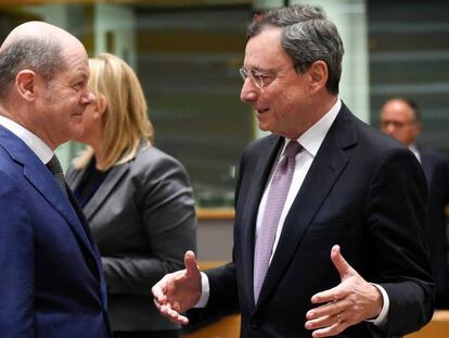 El ministro de Finanzas alemán, Olaf Scholz, habla con el presidente del BCE, Mario Draghi, en Bruselas el pasado 3 de diciembre.