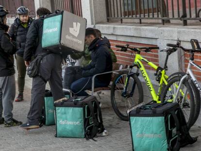 Un grupo de repartidores de Deliveroo, esperando a recibir encargos en el centro de Madrid.