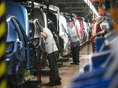 Operarios trabajan en la cadena de montaje de la fábrica Seat, en Martorell (Barcelona).