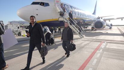 Foto: Primeros pasajeros que llegan al aeropuerto. Vídeo promocional del Aeropuerto Internacional Región de Murcia.