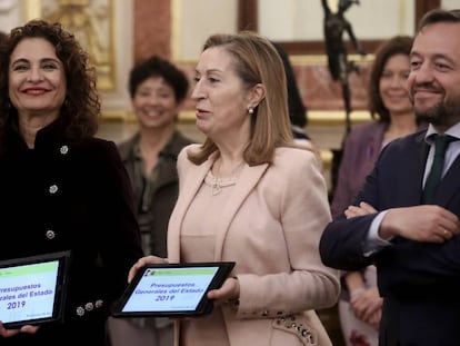 María Jesús Montero y Ana Pastor durante la presentación de presupuestos. ULY MARTIN/ Vídeo: