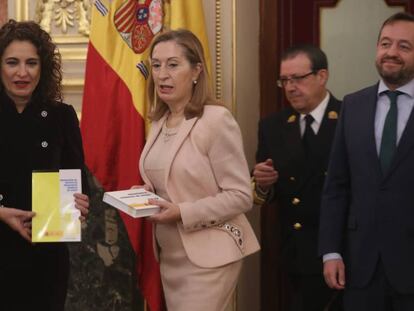 La ministra de Hacienda, María Jesús Montero, hace entrega a la presidenta del Congreso, Ana Pastor, del proyecto de Presupuestos.