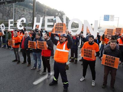 Trabajadores de Alcoa en A Coruña, durante una protesta este martes. En vídeo, imágenes de los trabajadores de Aldecoa manifestándose.