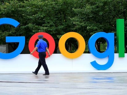 Logo de la tecnológica Google en una conferencia en China. En vídeo, Francia multa a Google con 50 millones de euros por "falta de transparencia".