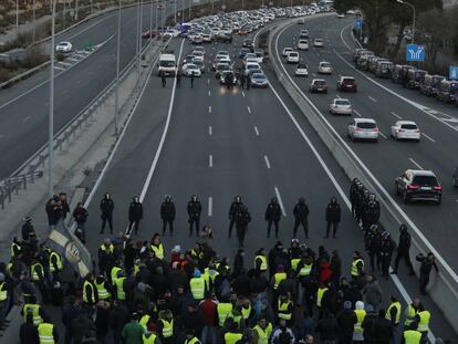 Taxistas cortan la M-11 de Madrid, este lunes. En vídeo, los taxistas amenazan con bloquear la frontera con Francia.