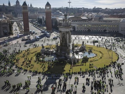 En foto, vista de la plaza de España, en Barcelona, y la movilización de los taxistas. En vídeo, Uber y Cabify abandonarán Barcelona cuando la Generalitat apruebe el decreto ley.