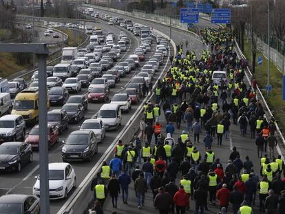 Un grupo de taxistas cortando la carretera A2 de Madrid. En vídeo, los taxistas siguen sin acuerdo en Madrid.