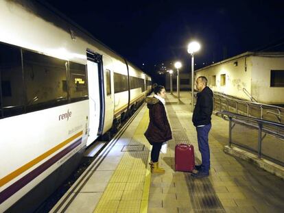 Dos personas aguardan la salida del último tren de Soria a Madrid el pasado 15 de enero.