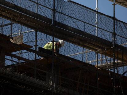 Obras de construcción en el barrio del Ensanche de Vallecas en Madrid. En vídeo, expertos hablan sobre la reforma laboral.