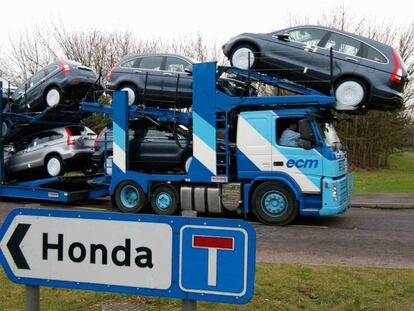 Un camión transporta varios vehículos desde la fábrica de Honda en Reino Unido.