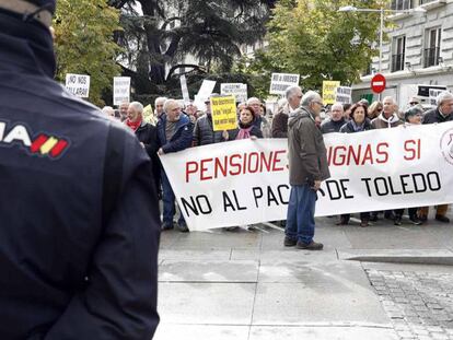 Un grupo de pensionistas se manifiesta en defensa de las pensiones. En vídeo, declaraciones del secretario general de CC OO, Unai Sordo.