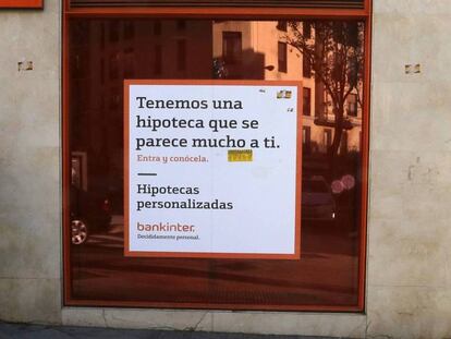 Un cartel anuncia una hipoteca en una sucursal bancaria en Madrid. En vídeo, resumen de lo aprobado en la nueva ley.