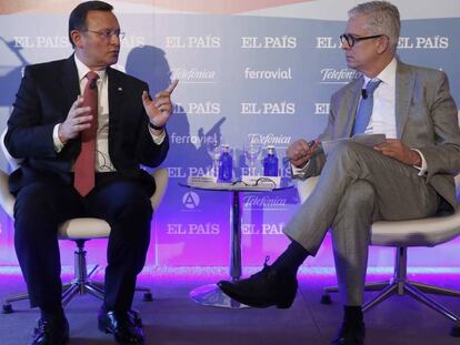 El canciller peruano, Néstor Popolizio, y el director de EL PAÍS América, Javier Moreno, en el Foro Perú en la agenda global.