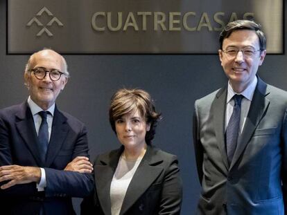 Sáenz de Santamaría, con Rafael Fontana, presidente ejecutivo de Cuatrecasas (izquierda), y Jorge Badía, director general. En vídeo, declaraciones de Ábalos.