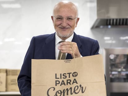 Juan Roig, presidente de Mercadona, con una bolsa de la empresa. En vídeo, Roig explicando los beneficios de Mercadona.