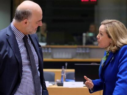 El comisario Pierre Moscovici y la ministra Nadia Calviño, en el Ecofin. En vídeo, declaraciones de Moscovici.