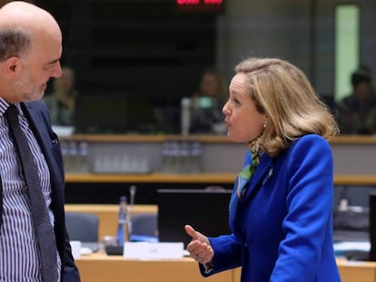 El comisario Pierre Moscovici y la ministra Nadia Calviño, en el Ecofin. En vídeo, declaraciones de Moscovici.