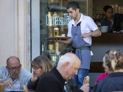 Un camarero atiende una terraza en Valencia. En vídeo, crecen las contrataciones en Semana Santa.