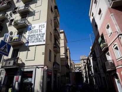 Carteles en la Barceloneta (Barcelona) contra los pisos-apartamentos turísticos y pidiendo a los turistas que se alojen en hoteles. En vídeo, el Ayuntamiento de Madrid limita los pisos turísticos.