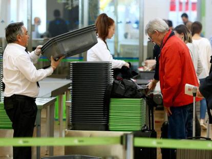 Colas en los filtros de seguridad del aeropuerto de Madrid-Barajas. En vídeo, Air Nostrum cancela 48 vuelos por la huelga de pilotos.