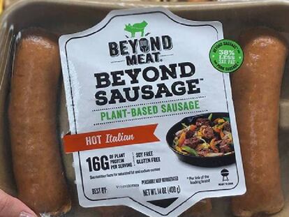 Un paquete de salchichas vegetales de Beyond Meat. En vídeo, declaraciones del consejero delegado de la compañía, en Nueva York.